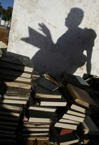 La sombra de dos estudiantes se proyecta cerca de viejos libros en una localidad próxima a la capital de Cuba