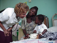 Colaboradora cubana de la Salud atiende a paciente extranjero en el país de él.
