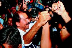  <b>La celebración </b> Daniel Ortega festeja la victoria con sus seguidores en Managua, el lunes. Foto:  AFP / YURI CORTEZ
