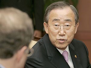 El ministro de Exteriores surcoreano, Ban Ki-Moon, escucha al embajador de EEUU en Seúl. (Foto: EFE)